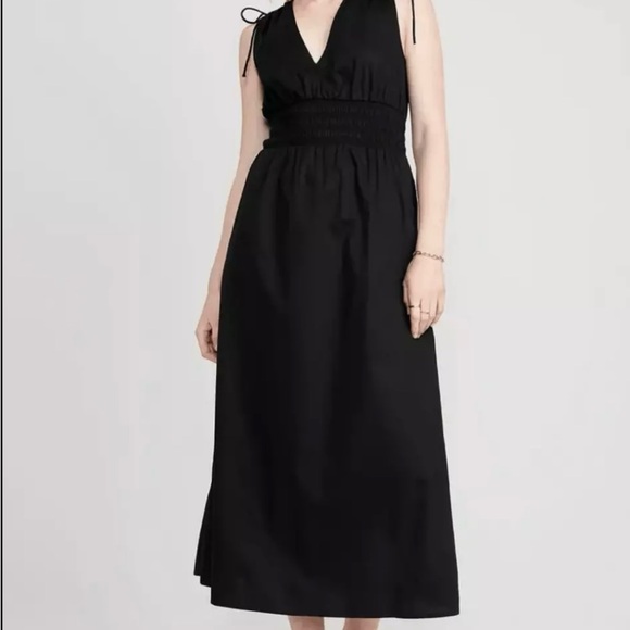 Elegant Black Sleeveless Dress - Picture 1 of 8